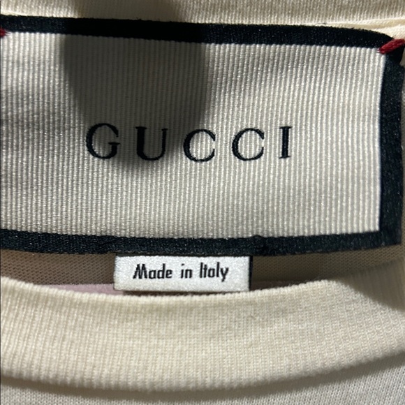 NEW Gucci Cream Tee with Strawberry Graphic - Picture 4 of 9